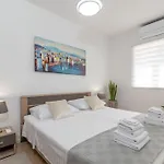 Beachfront With Parking Appartement Slatine