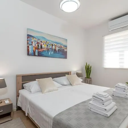 Beachfront With Parking Apartman Slatine