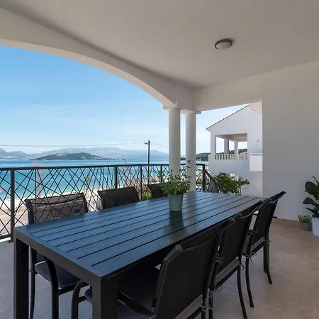 Beachfront With Parking Apartman *