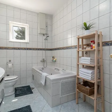 Beachfront With Parking * Slatine