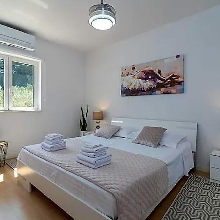 Apartament Beachfront With Parking Slatine