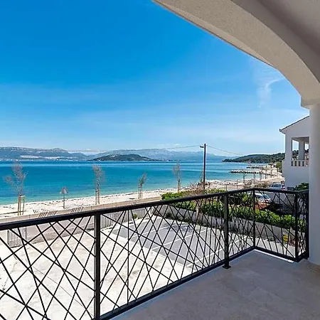 Beachfront With Parking Apartament Slatine