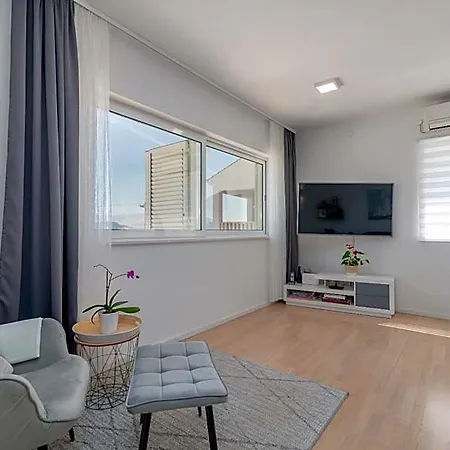 Beachfront With Parking Apartament