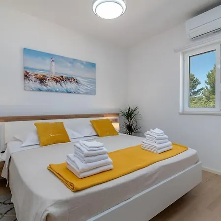 Beachfront With Parking * Slatine